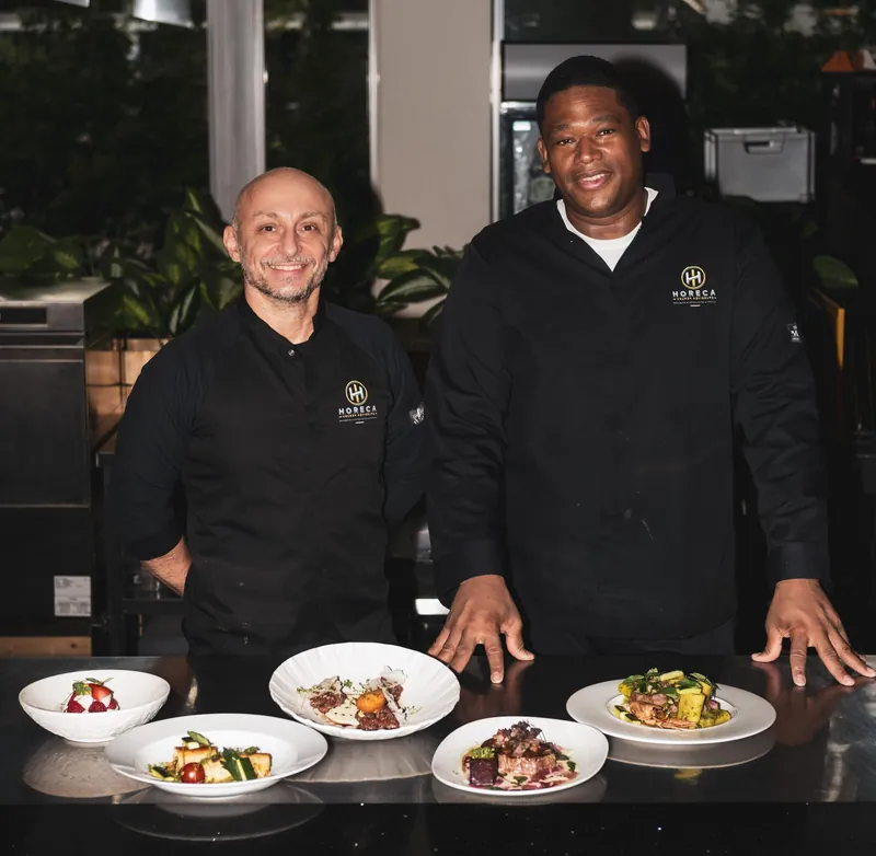Gilberto en Alessio in de keuken, met een selectie van hun gerechten